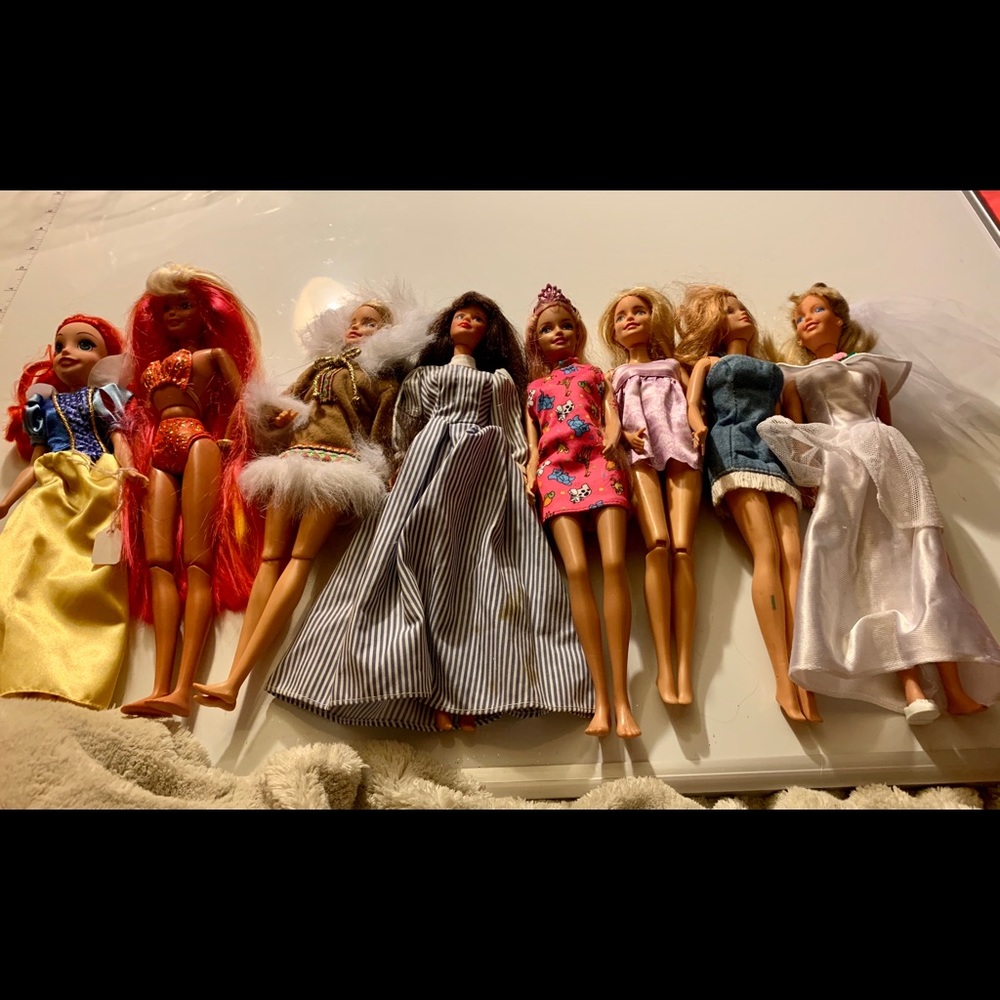 8 Barbie dolls with clothes
